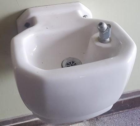 Porcelain drinking water fountain bubbler