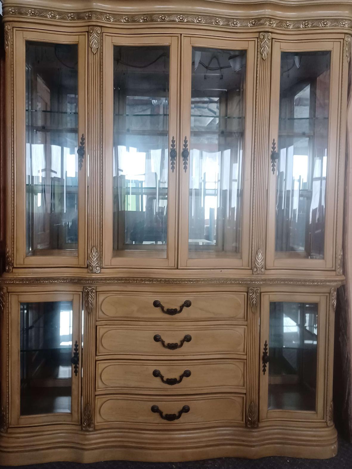 Amini Innovation Corp. La Francaise Signature Series Lighted China Cabinet